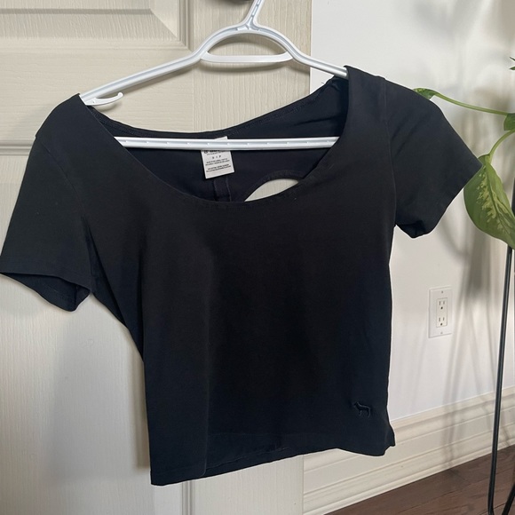 heart shaped open back cropped tee - Picture 3 of 3